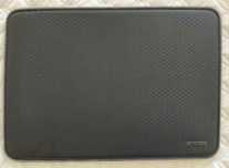 Pokrowiec na laptopa 15" marki Incase, czarny, zamknięcie magnetyczne