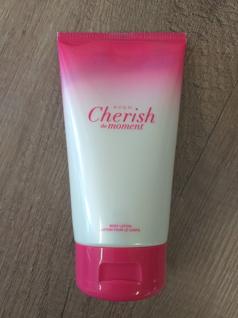 Perfumowany balsam do ciała o zapachu Cherish the moment Avon 150ml