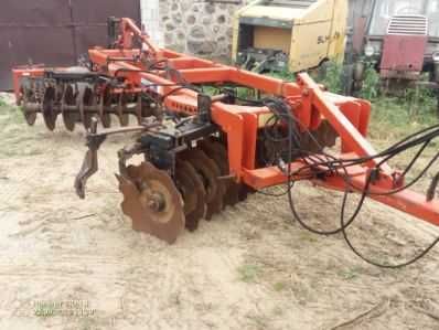 Brona talerzowa ciągana na kołach z walem