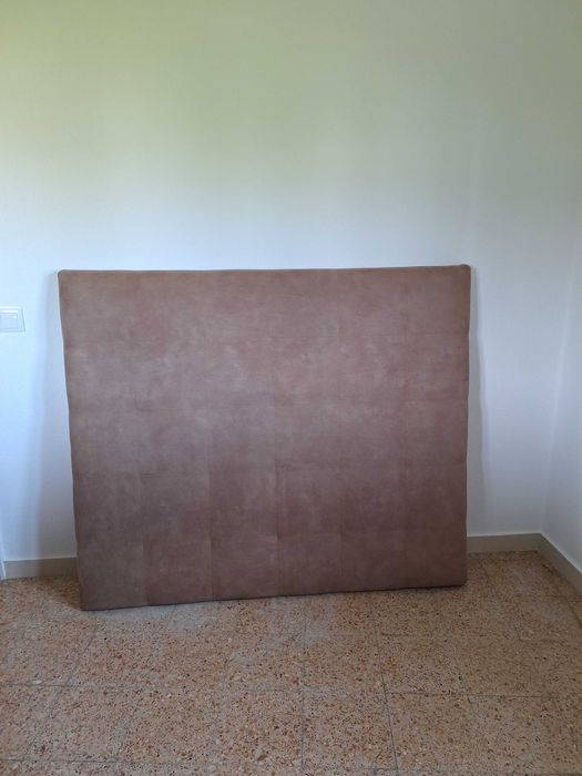 Cabeceira de cama, estofada em pele