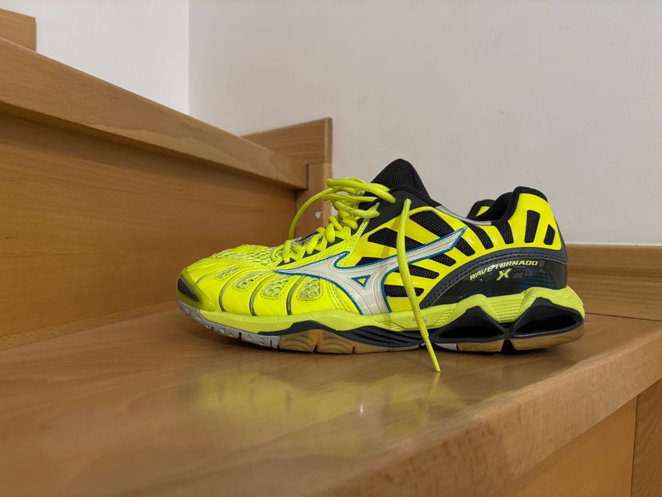 Mizuno Wave Tornado 41 игровые зальные кроссовки волейбольные яркие