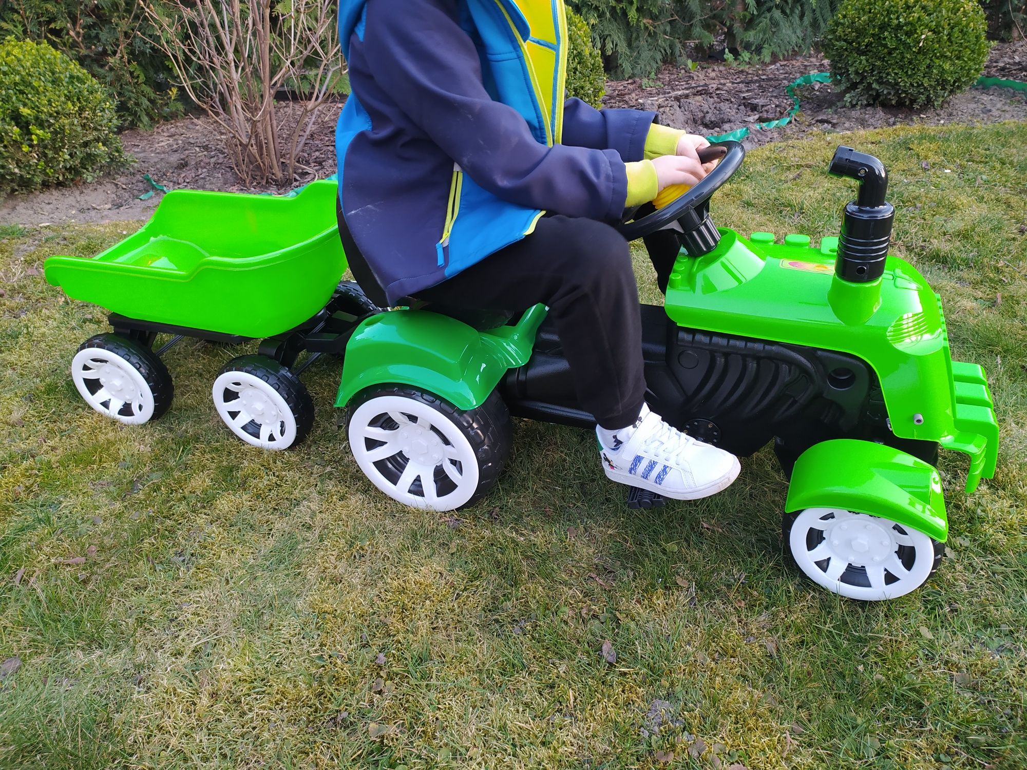 Zielony Duży traktor z przyczepa