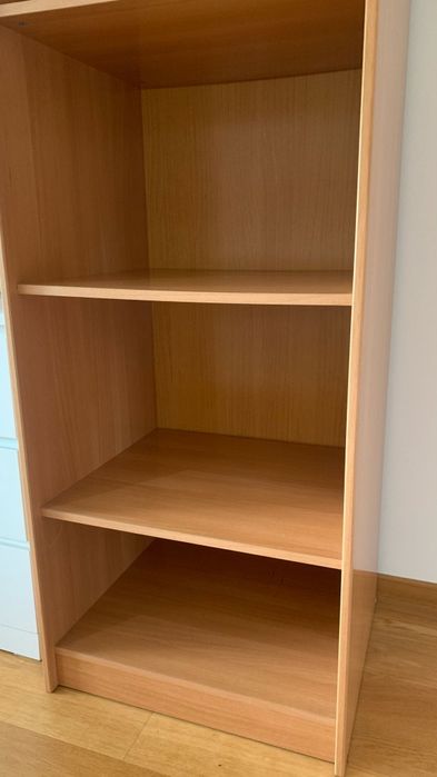 Estante com prateleiras em madeira faia