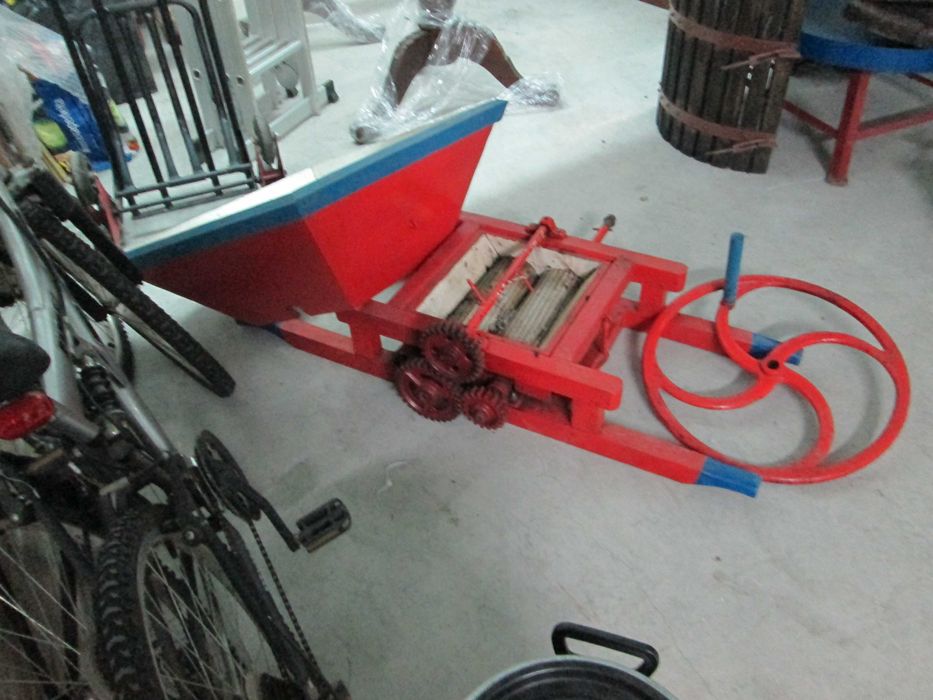 Ralador artesanal com roda em ferro forjado