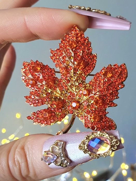 Broche / pregadeira /alfinete folha laranja outono, cristais e emalte