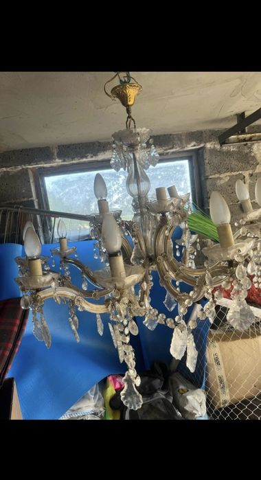 Zabytkowy żyrandol kryształowy