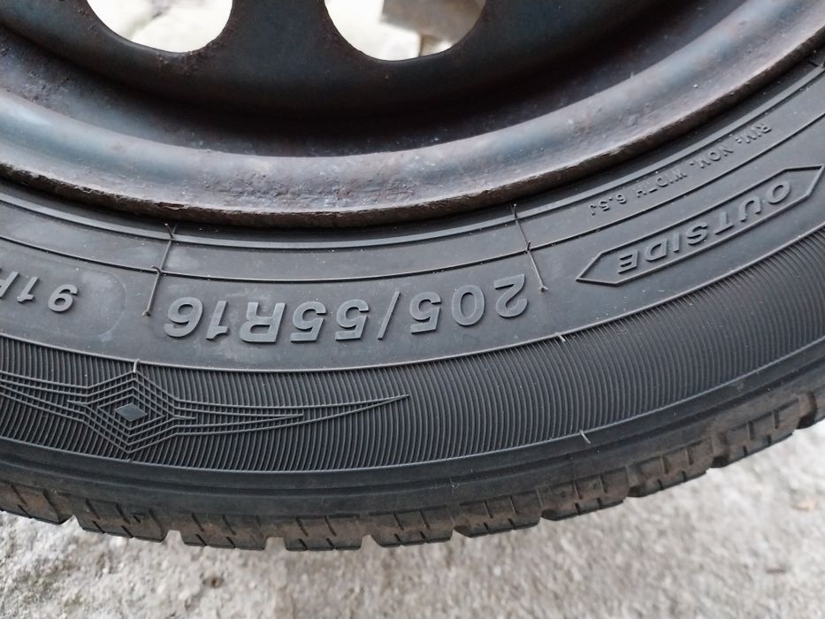 Komplet opon zimowych 205/55 R16 z felgami stalowymi
