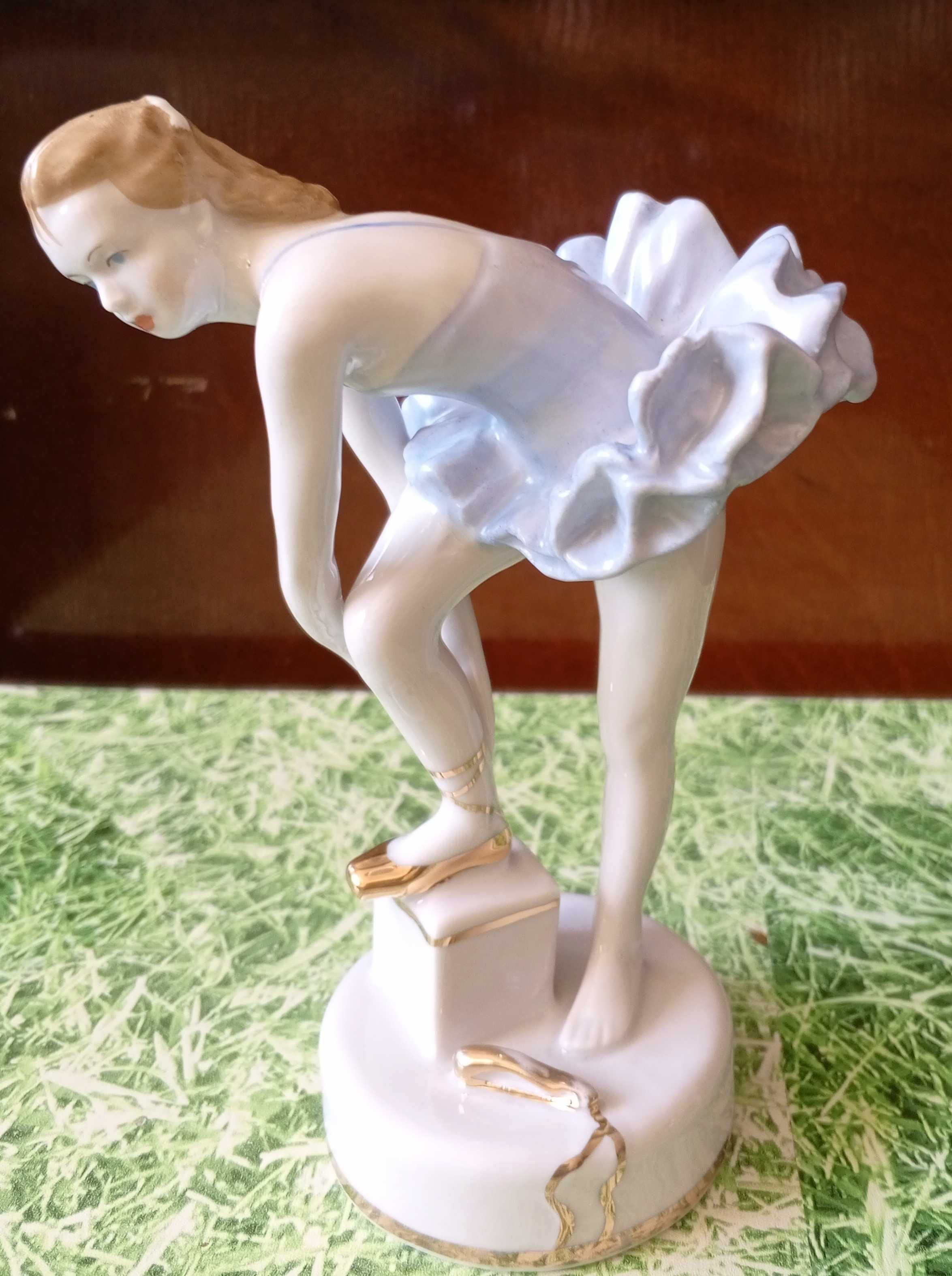 Фарфоровая статуэтка "Юная балерина надевает пуанты" (Дулевский ФЗ)