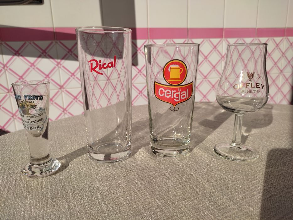 Conjunto de copos antigos de coleção. Envio por correio.