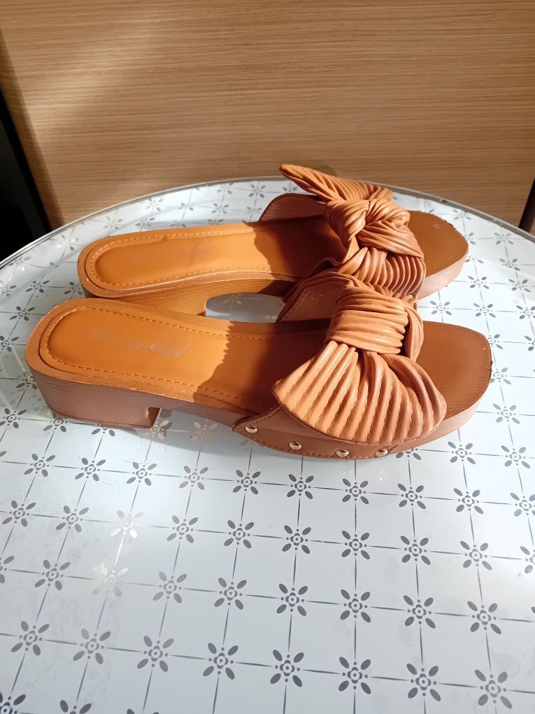 Lekkie klapki jak drewniaki r.39