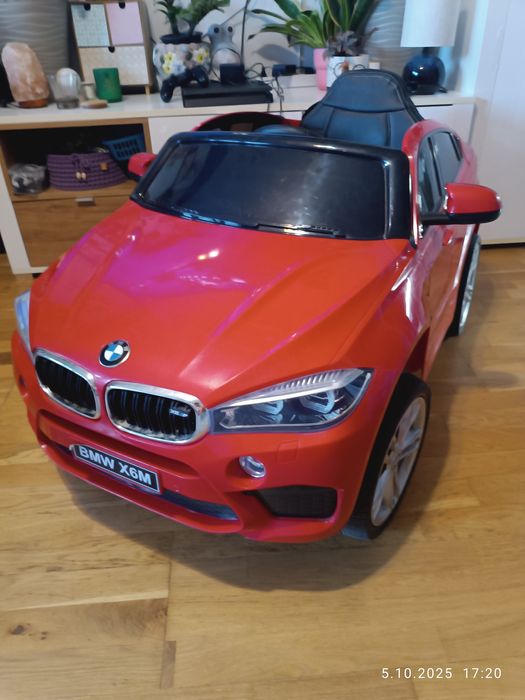 Samochód akumulatorowy, stylizowany na model BMW  x6M