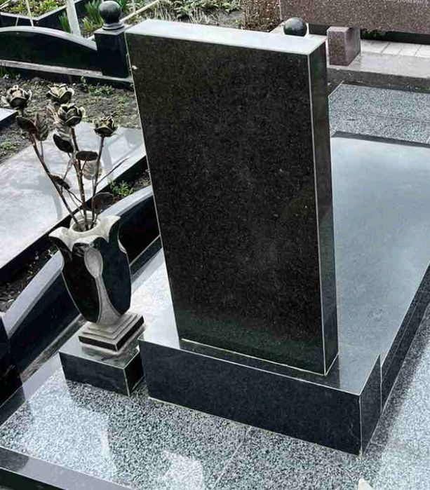 Квіти на могилу,памятник, підсвічник,лампади