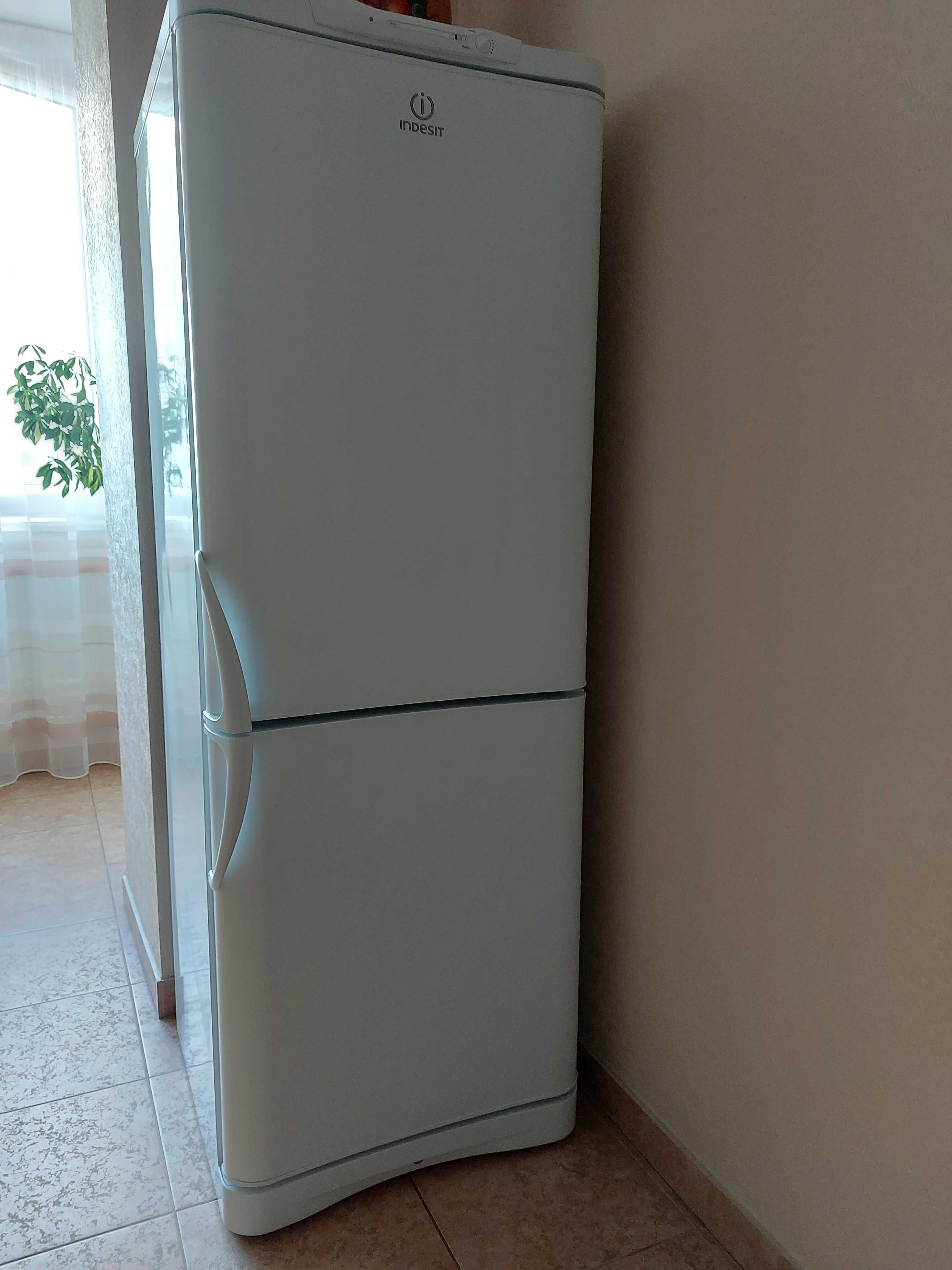 Холодильник Indesit б/у