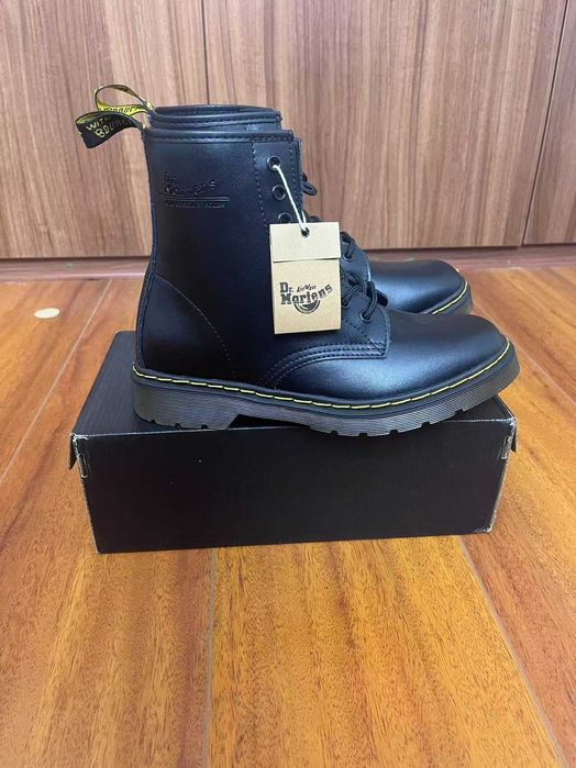 Czarne skórzane buty typu martin