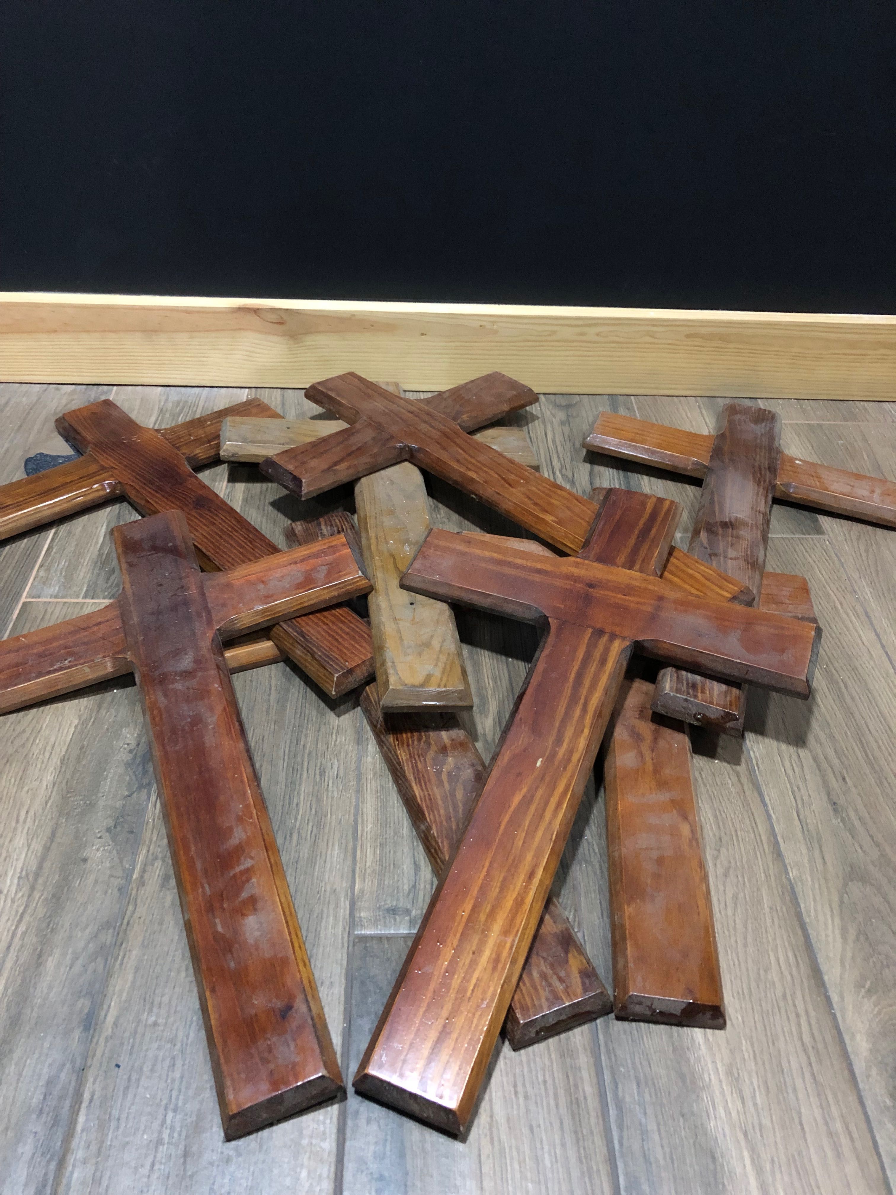 Várias cruzes de madeira