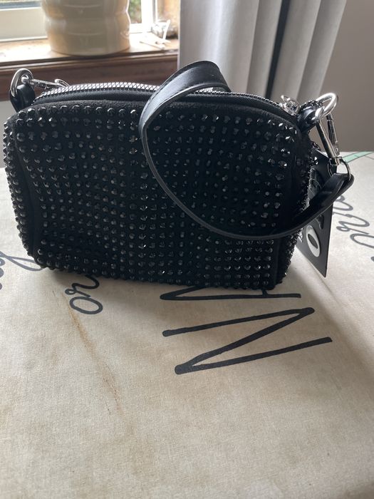 Pochete em preto, com 2 alças