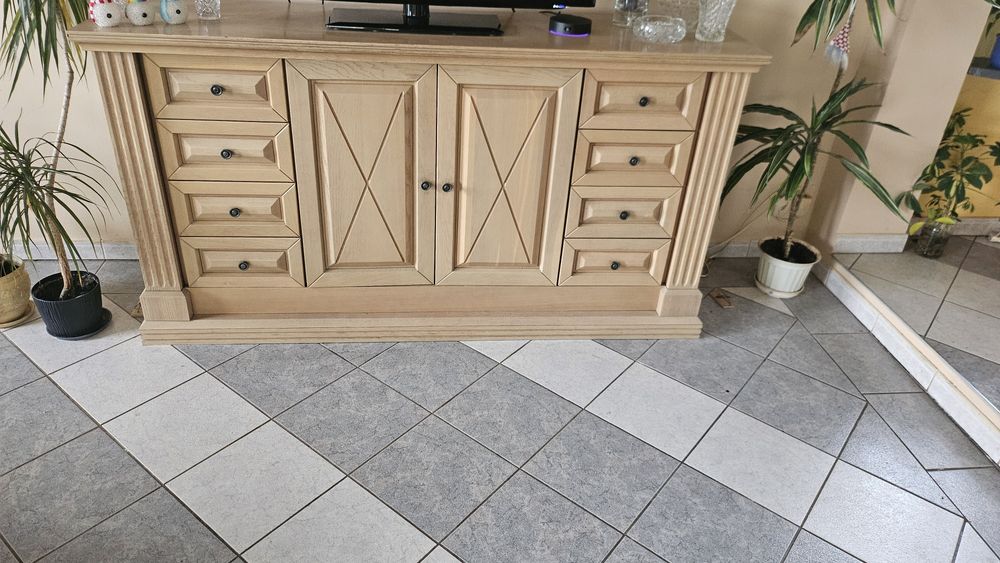 Zestaw mebli drewnianych