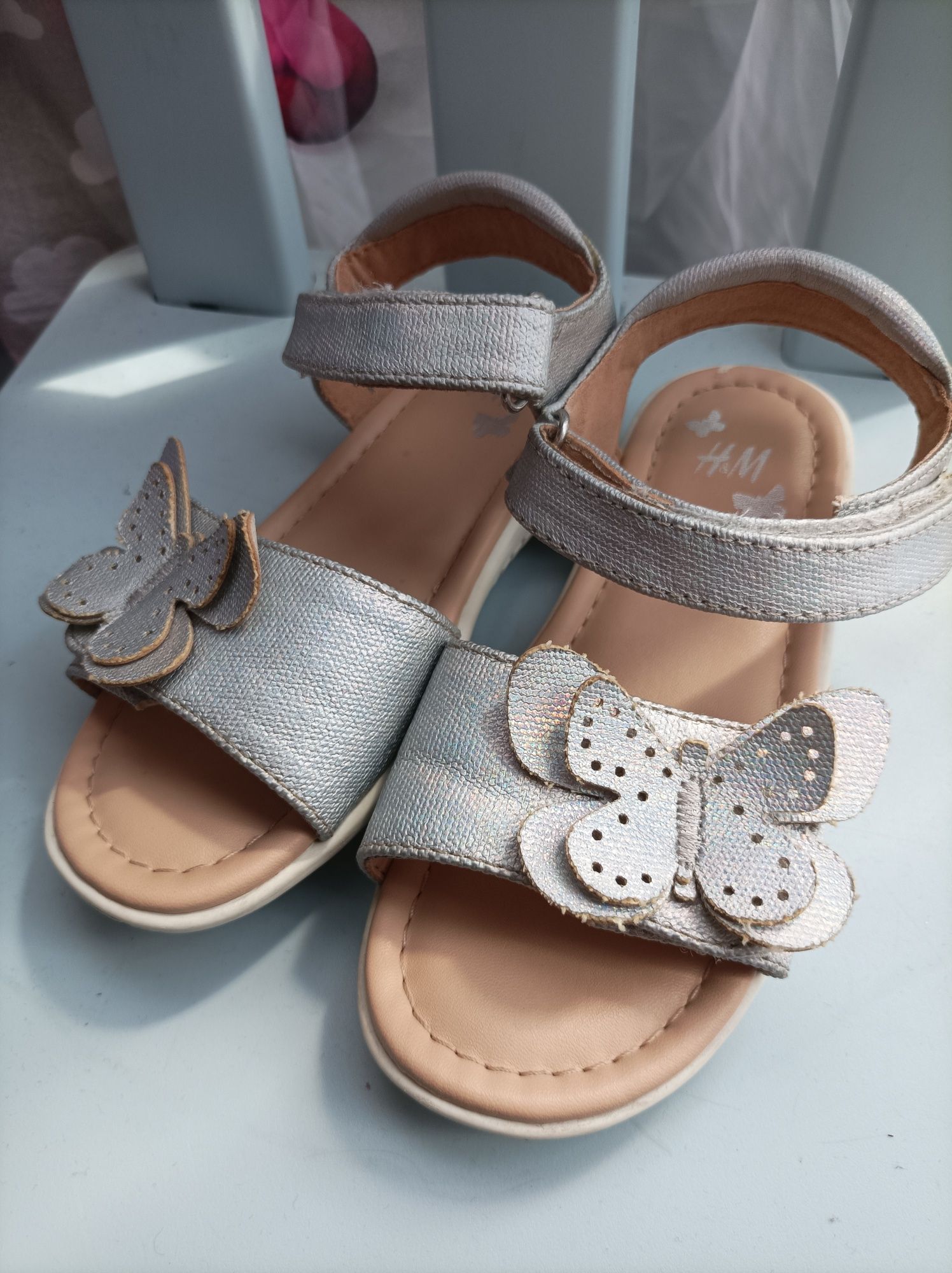 Sandałki H&M roz 27 srebrne z motylem, rzepki