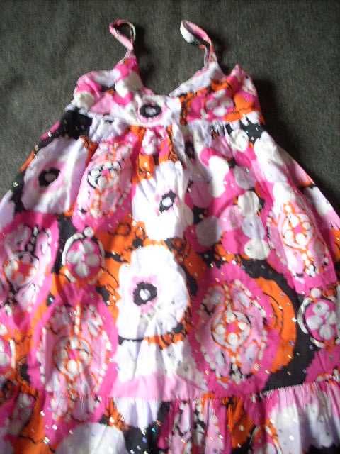 Vestido algodão estampado e brilhantes, com forro branco. Tamanho 10