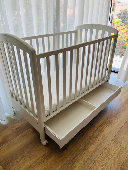 Cama de grades e colchão PréNatal