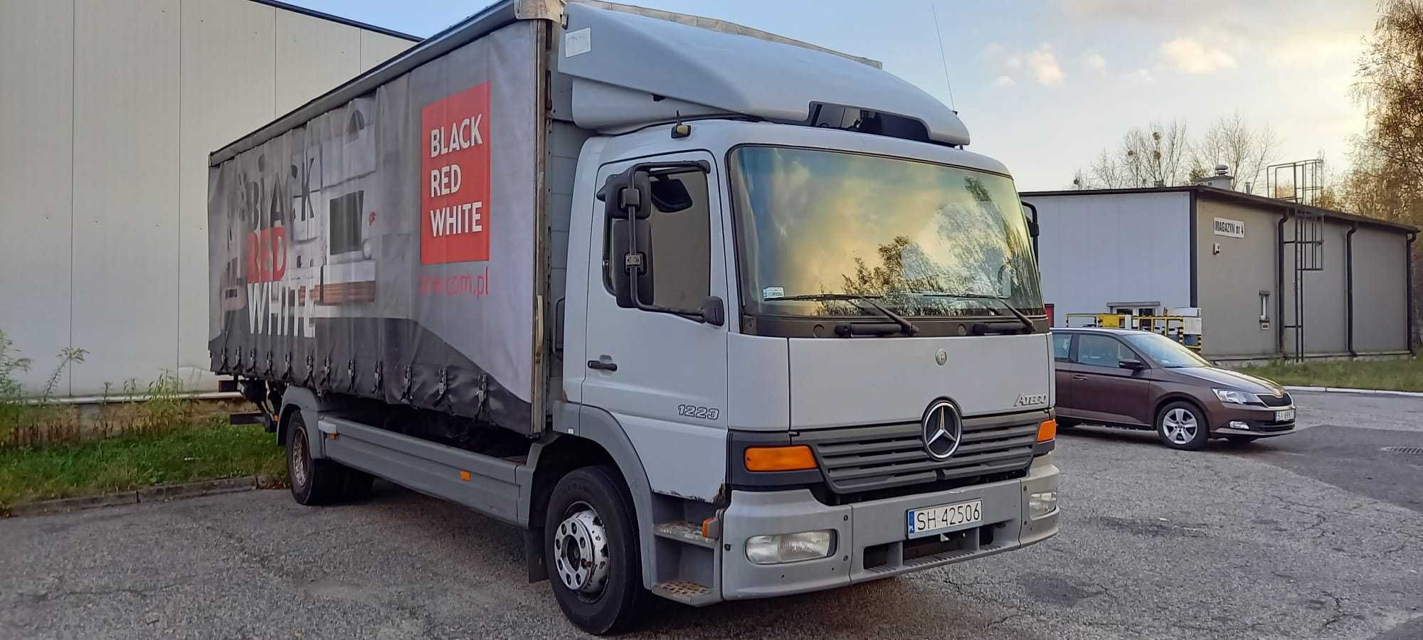 Samochód ciężarowy Mercedes Benz Atego 1223 plandeka z windą.