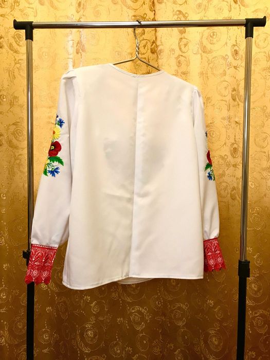 Українське народне вбрання | Вишиванка і вишита спідниця