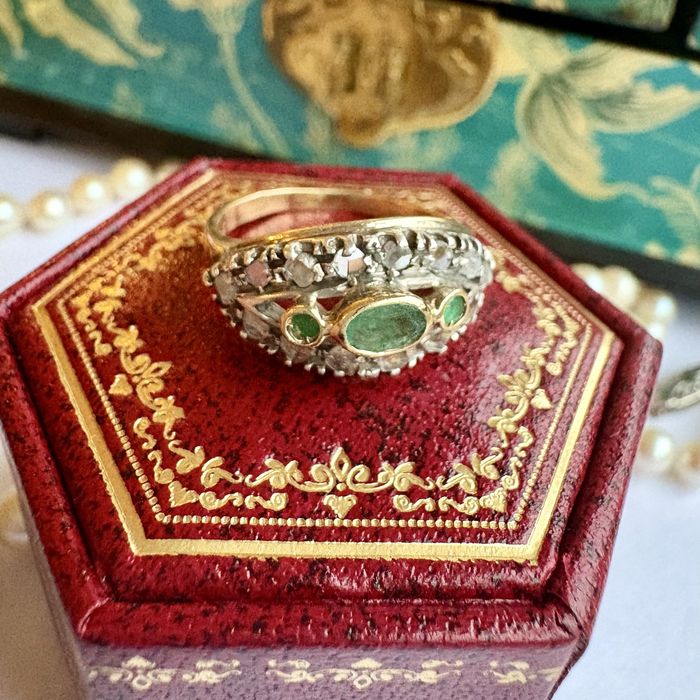 Dawny pierścionek Neapol złoto 18k diamenty szmaragd 3.38 g Wycena