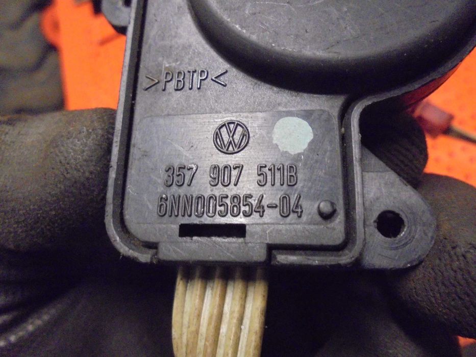 VW GOLF 3 III silniczek nagrzewnicy silnik 3579.07511B