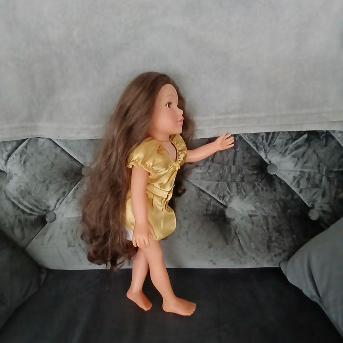 Śliczna lalka z długimi włosami.