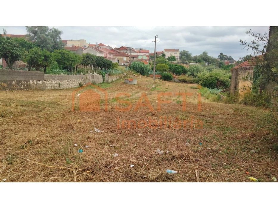 Terreno de Construção para 2 Vivendas.