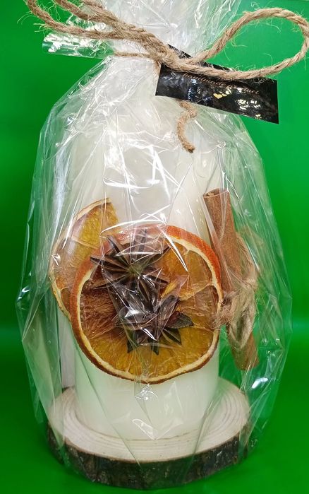 Świąteczna świeca dekoracyjna na drewnie.