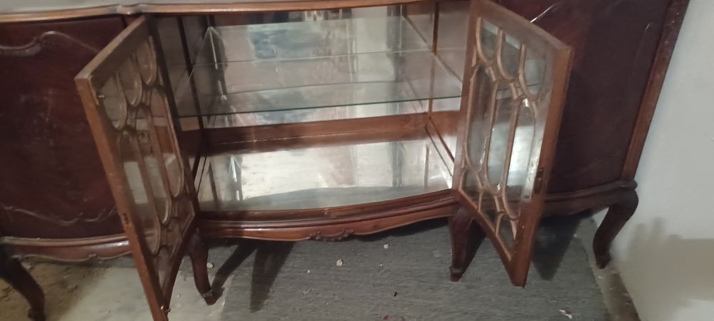 Aparador em madeira e vidro