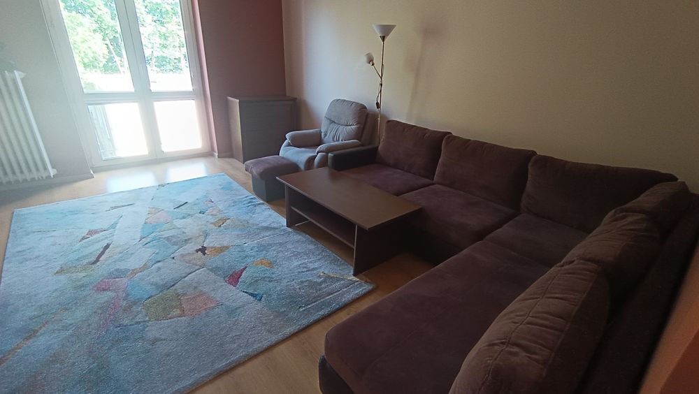 Zestaw mebli do salonu z rogówką i stołem