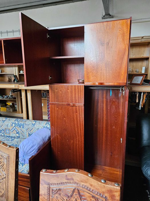 Cama estúdio em madeira com roupeiro - Muito bom estad