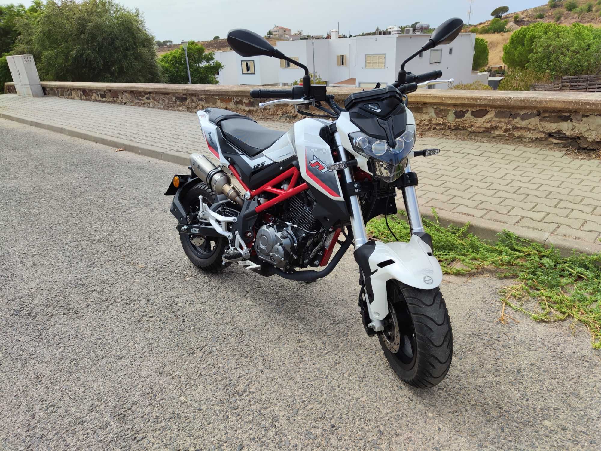 Benelli TNT125 de 2021 com 4500 km