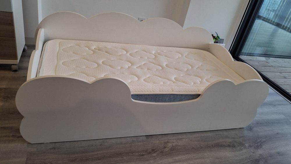 Cama infantil tipo montessori com colchão de molas