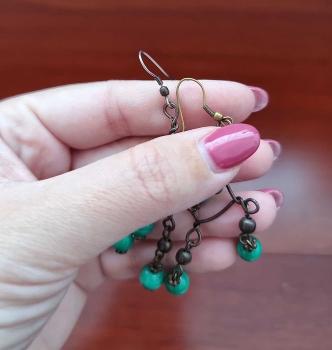 Brincos escuros com bolas verdes