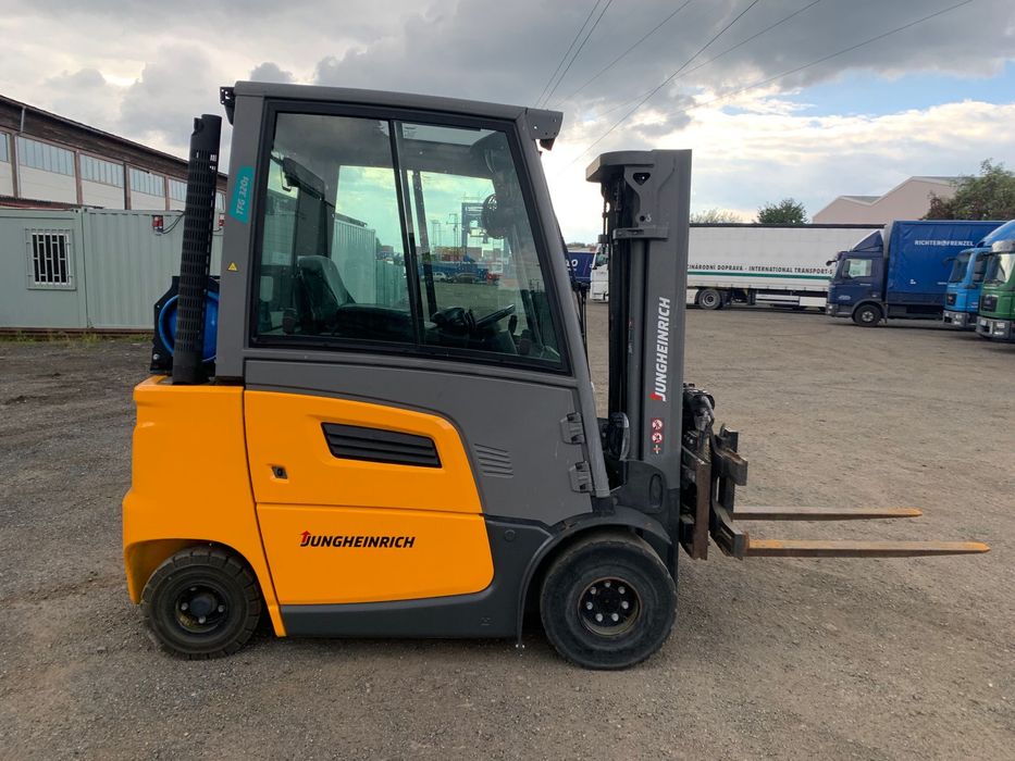 Jungheinrich TFG320s