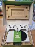 Xbox series S, 512 GB + 2 pady. Jak nowy, PRZEGRANE TYLKO 60H.