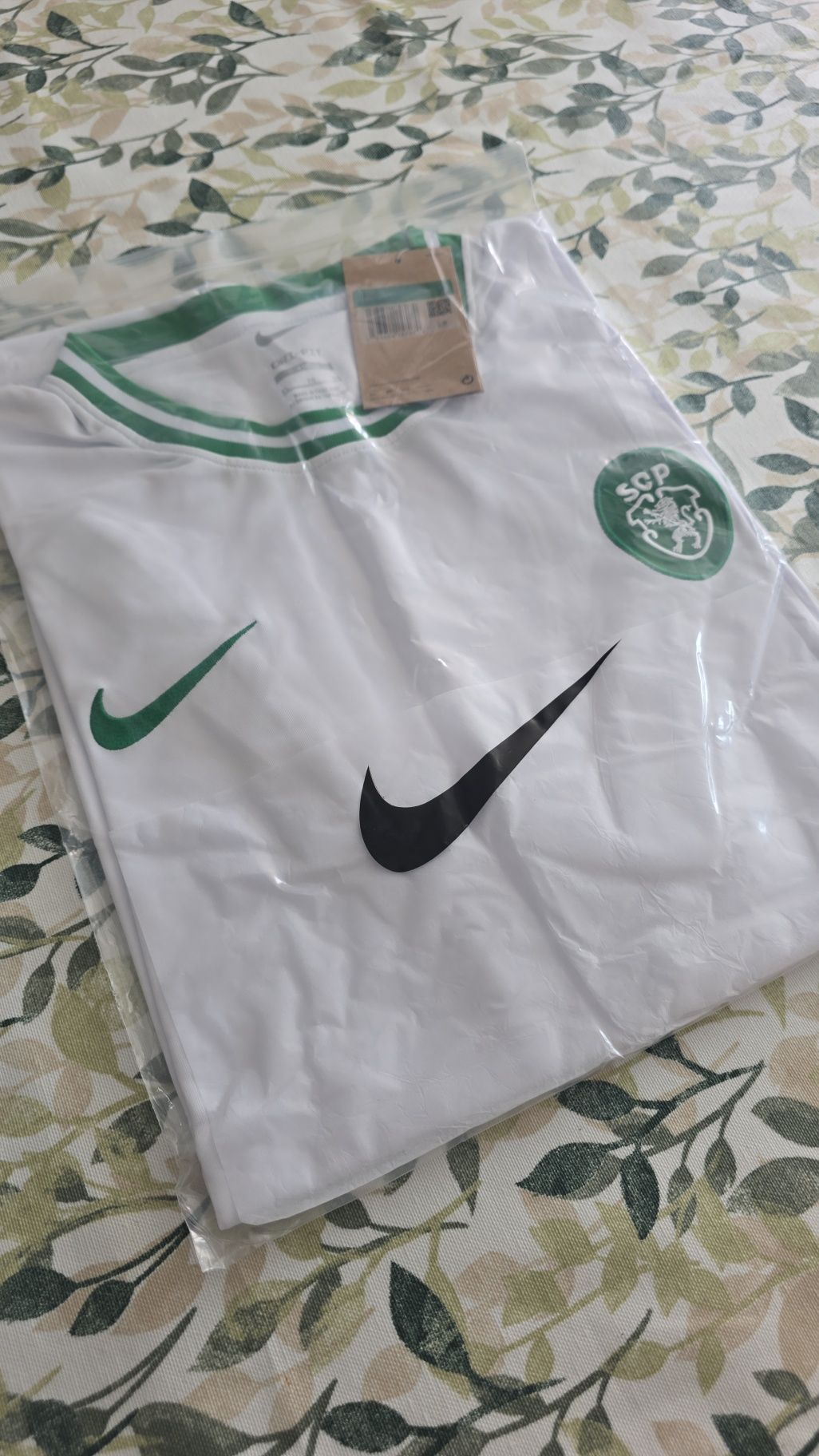 Sporting tshirt simples bordada