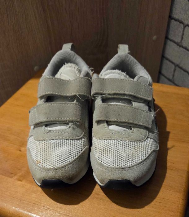 Дитячі крововки на дівчинку