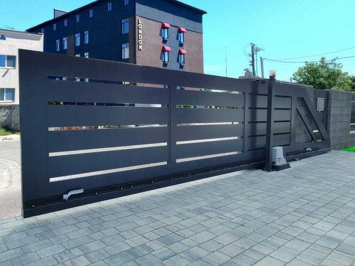 Паркан металевий. Огорожі металеві. Ворота.
