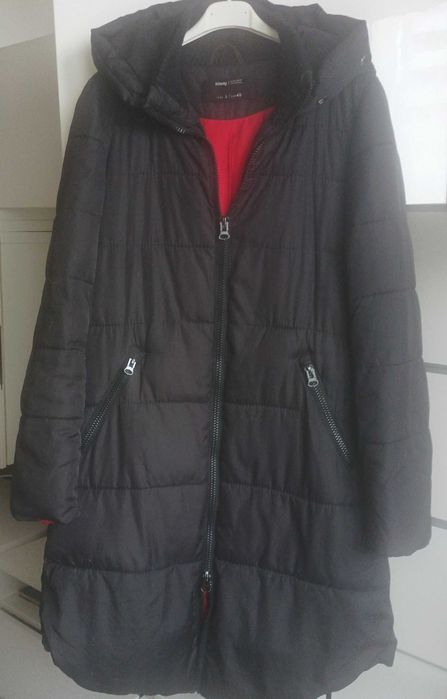 Czarny pikowany płaszcz damski Sinsay z czerwoną podszewką.L