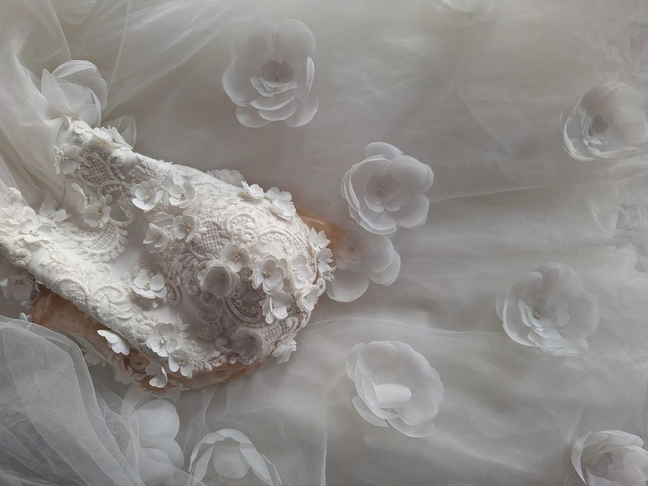 Весільна пишна а-силуетСукня з 3-д квітами. Айворі. . Сучасна Класика.