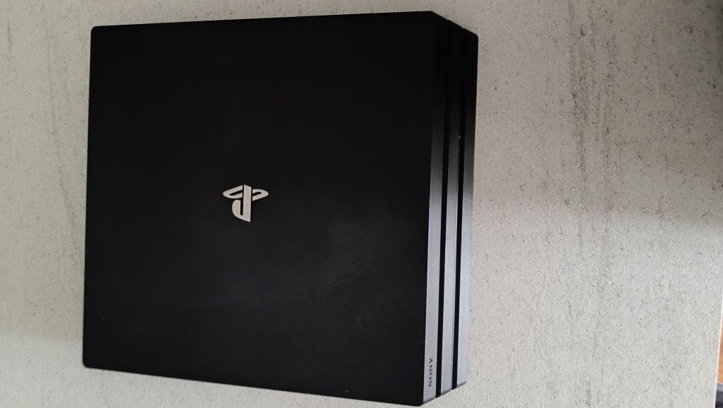 Konsola PS4 pro + 2 pady + kierownica Tracer + 10 gier