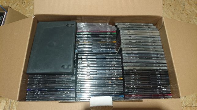 100 ponad pustych pudełek CD