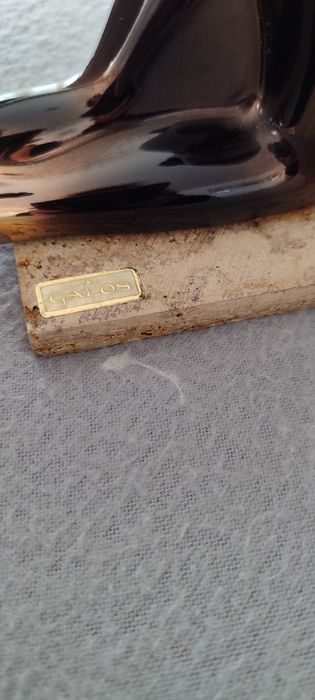 Estatueta o abraço da marca Galos em base de pedra