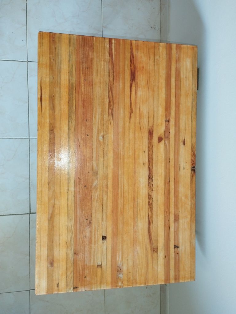 Mesa de centro em Madeira