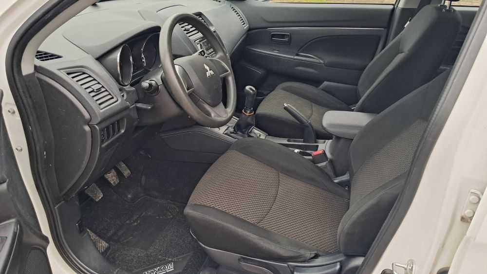 Ładny biały, niski przebieg.