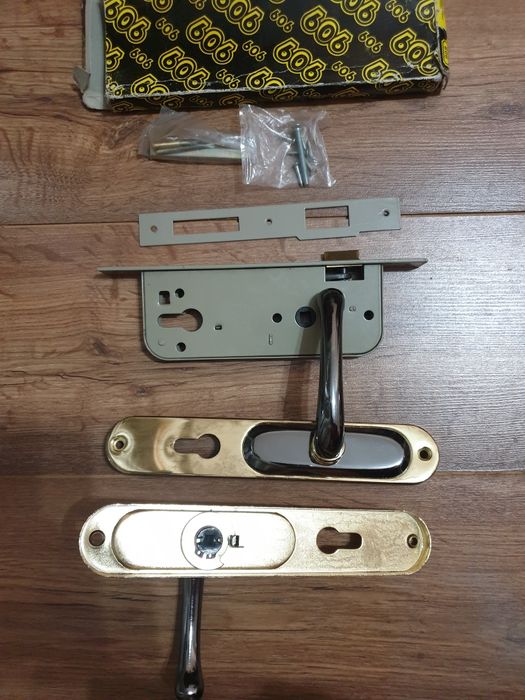 Накладні ручкі на двері, врізний замок